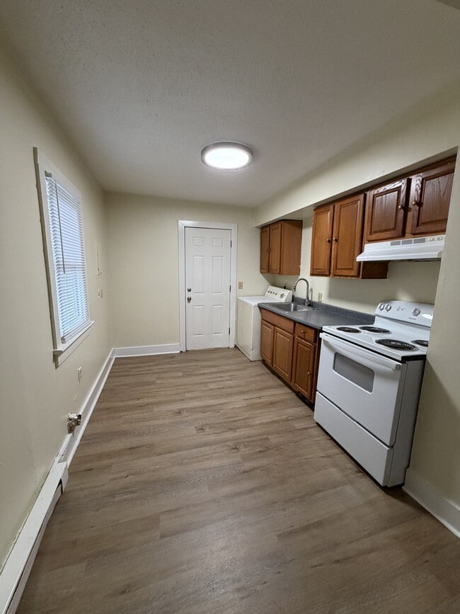 Building Photo - 1827 Pine Way