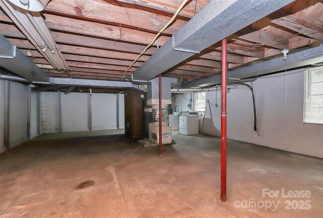 Building Photo - 207 Oak Dr