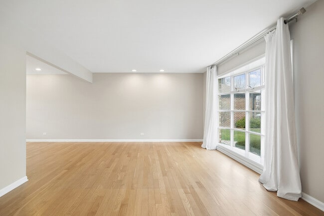 Building Photo - 10 Fairview Ave