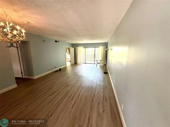 Building Photo - 3200 N Palm Aire Dr