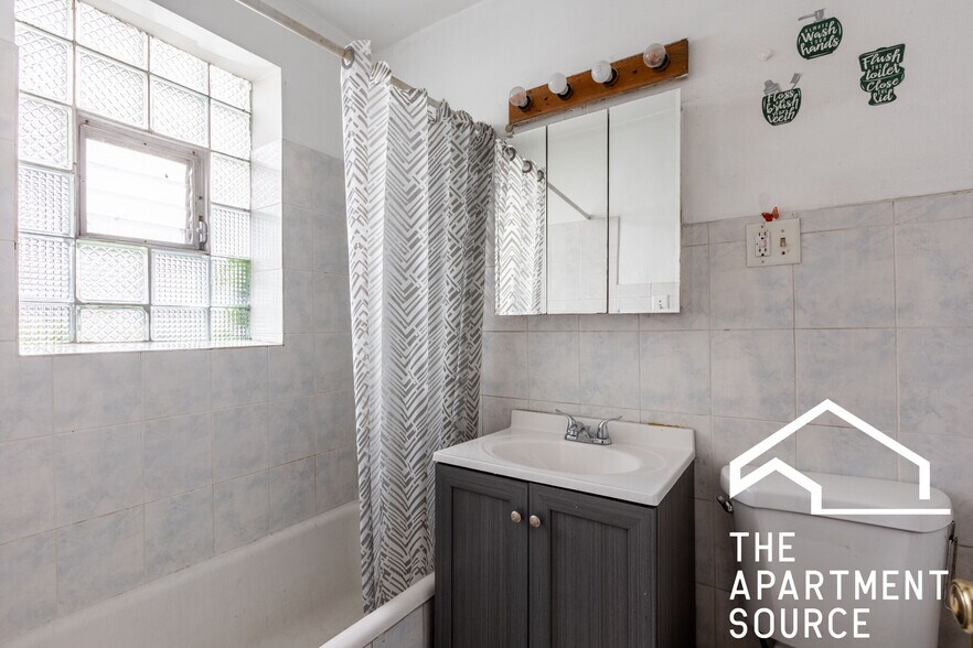 Building Photo - 6855 W Addison St