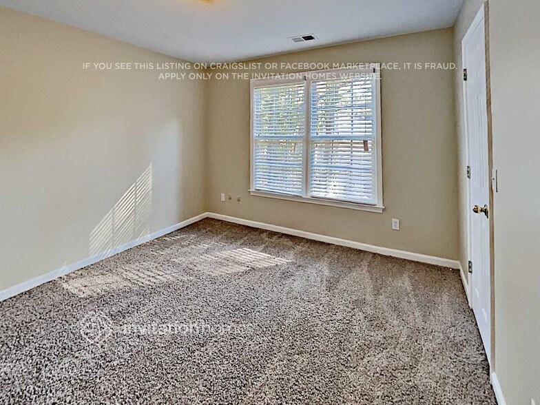 Building Photo - 559 Parliament St