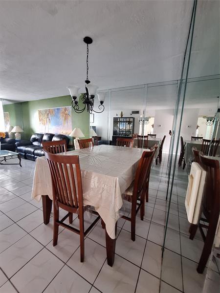 Building Photo - 2821 Somerset Dr