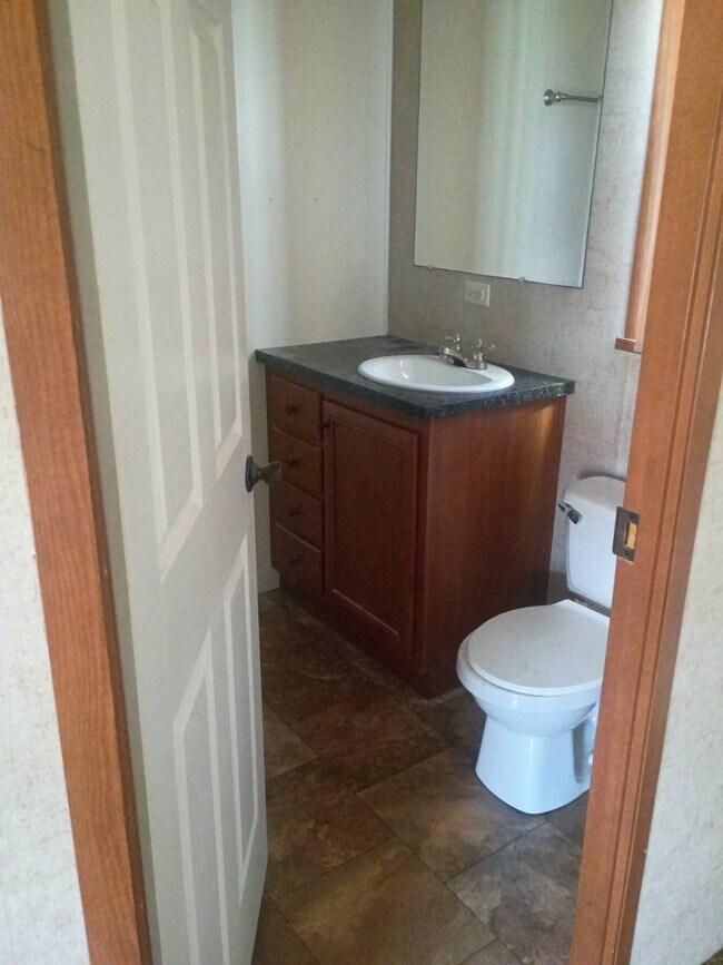 Building Photo - 2 Oak Terrace