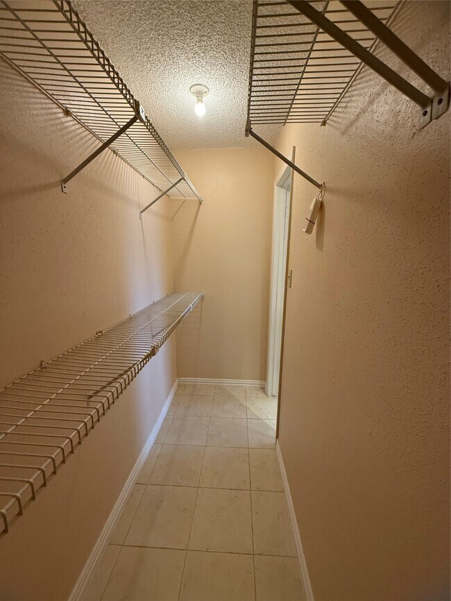 Building Photo - 4027 Summit Valley Dr