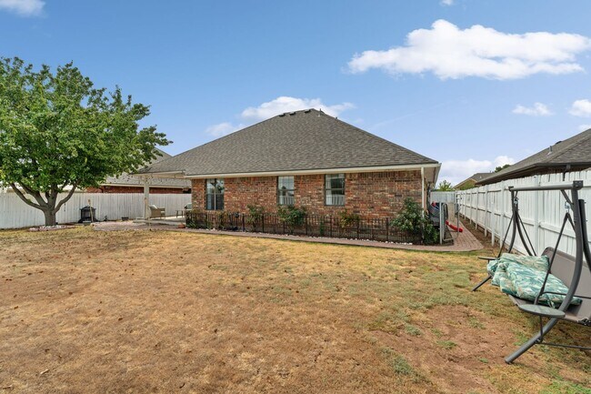 Building Photo - Beautiful 3-Bedroom home!