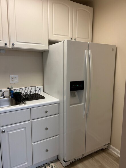 nice kitchen - 630 NW 7th Ave