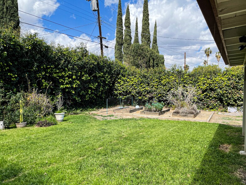 Private Ivy yard with Garden boxes. - 6461 Gaviota Ave