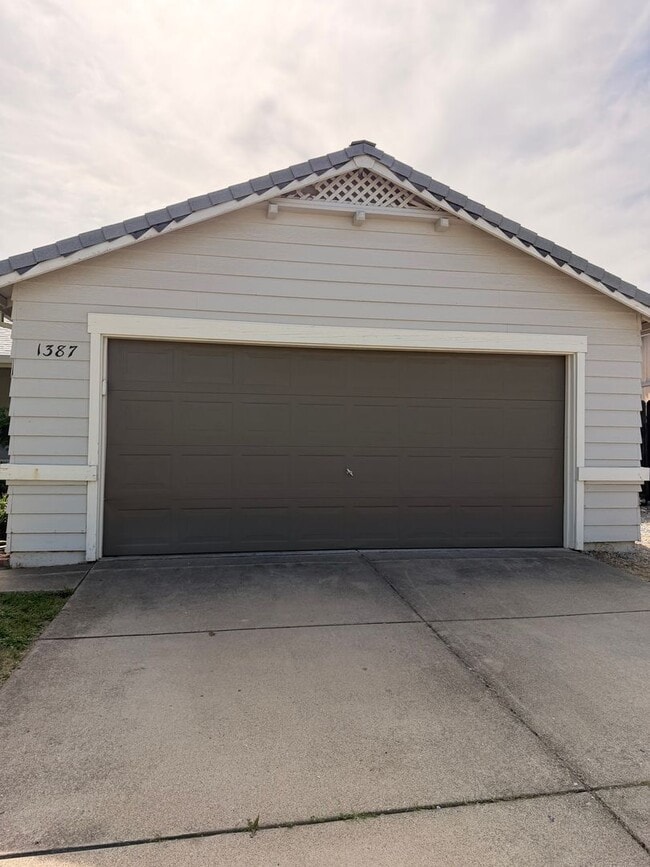 Building Photo - 3-bedroom, 2-bath home in great neighborhood!