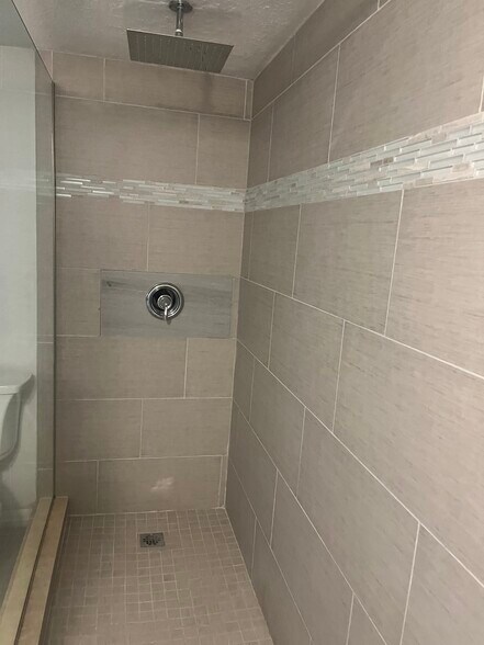 Main bath - 400 E Colonial Dr