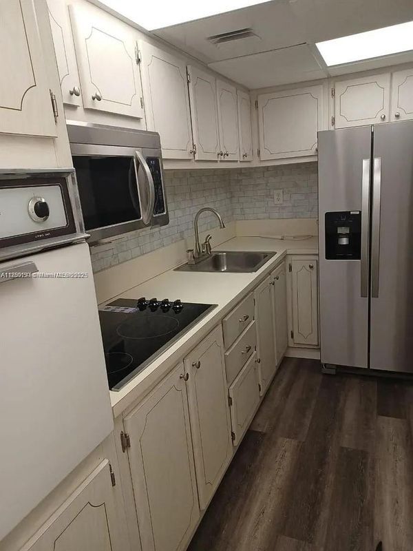 Building Photo - 1000 West Ave