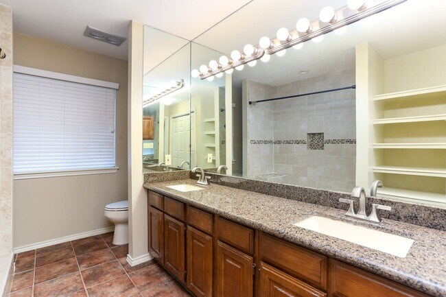 Building Photo - 2Bd Condo in Gated Community! Available No...