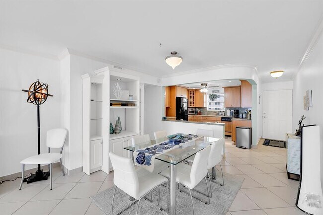 Building Photo - 1051 Hillsboro Mile