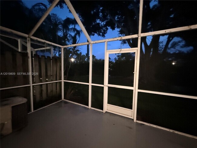 Building Photo - 2078 Madeira Dr