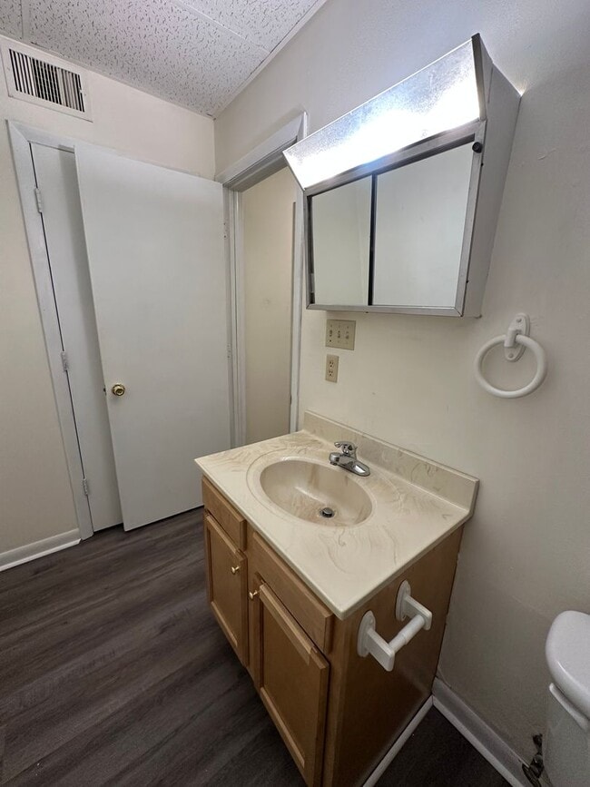 Building Photo - 1 Bedroom / 1  Bath Townhome Kingsport TN