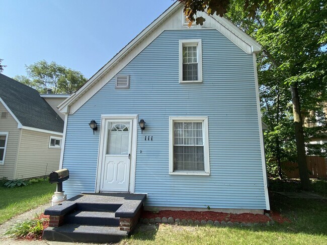 Primary Photo - CENTRALLY LOCATED THREE BEDROOM HOUSE IN H...