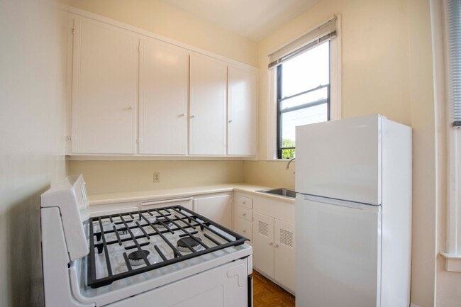 Building Photo - Bright Top Floor 1 Bedroom | Prime Marina ...