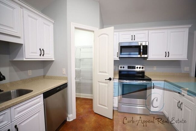 Building Photo - 3 bed / 2 bath home in Jonesboro