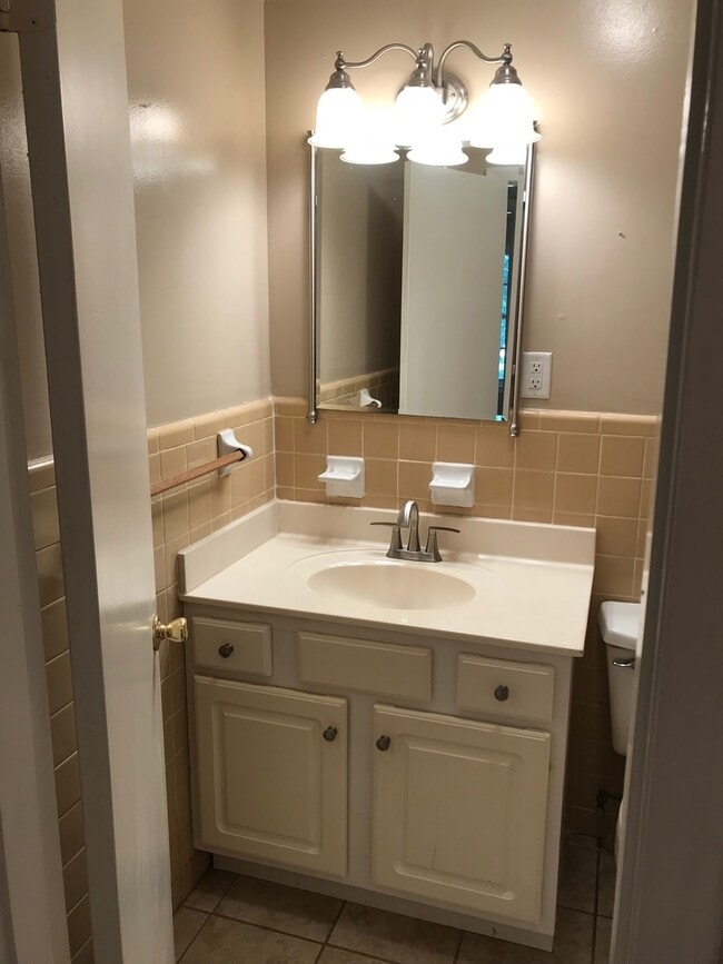 Building Photo - 330 Monte Vista Rd