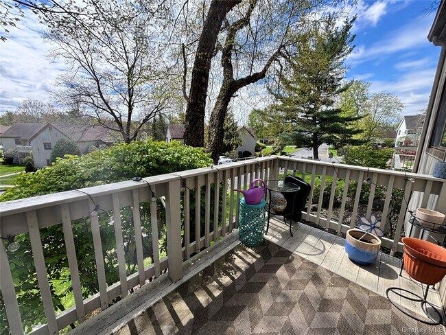 Building Photo - 10 Sycamore Dr