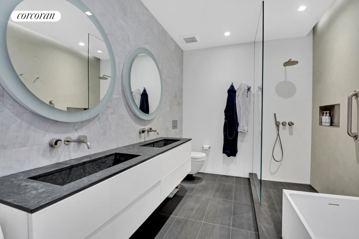 Building Photo - 252 Seventh Avenue PHQ