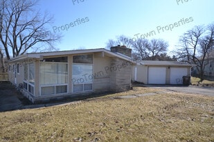 Building Photo - 217 Old Elm Rd