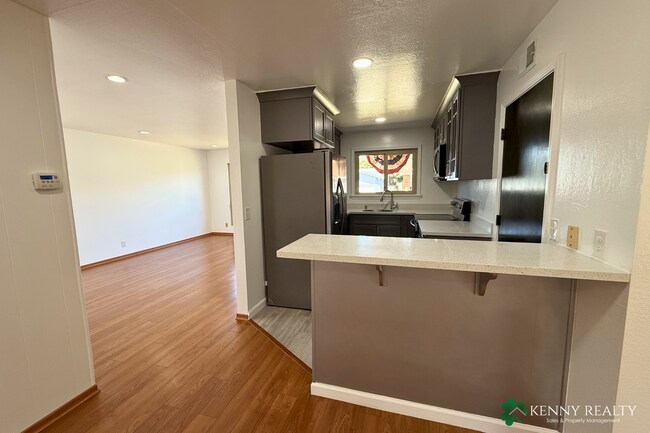 Building Photo - Large 4 Bedroom, 2 Bathroom Home with 2 Car Garage