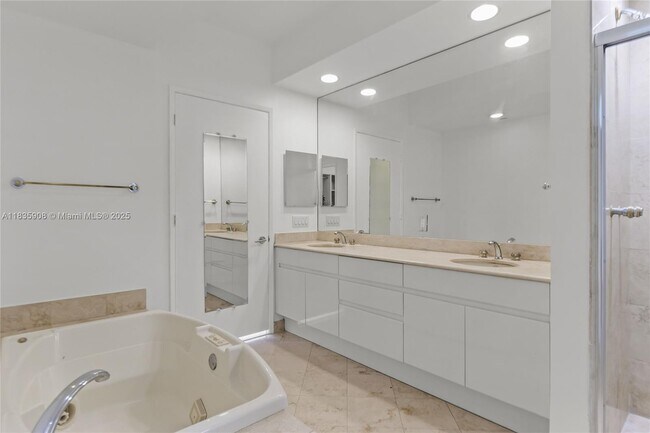 Building Photo - 703 Crandon Blvd