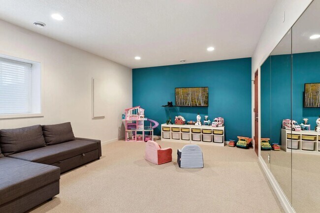 Building Photo - 6484 Ivy Way