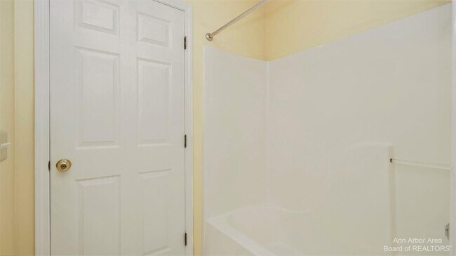 Building Photo - 1328 Heatherwood Ln