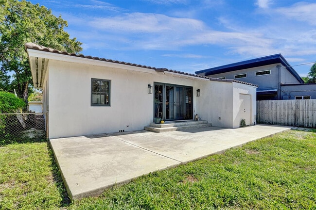 Building Photo - 807 SW 18th St