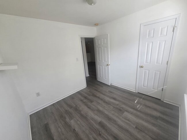 Building Photo - Welcome to this charming townhome in desirable Brambleton!