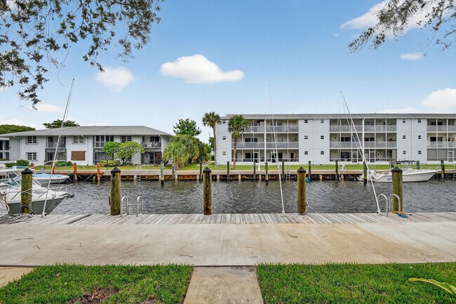 Building Photo - 1120 Lake Shore Dr