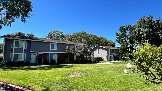 Building Photo - 2828 Royal Ann Ln