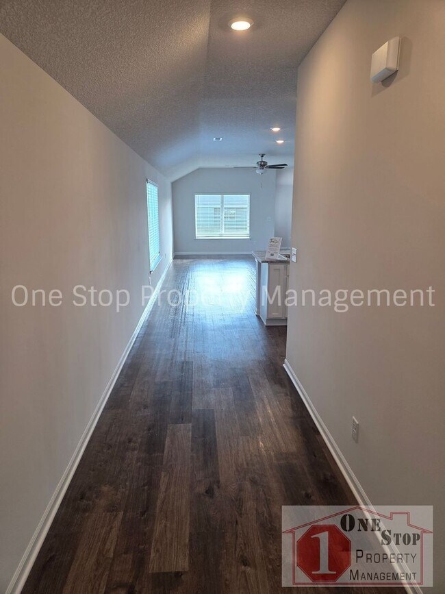 Building Photo - Beautiful 3 Bedroom 2 Bathroom in Blue Springs!