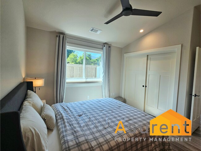 Building Photo - Beautiful fully furnished, single level 3 ...