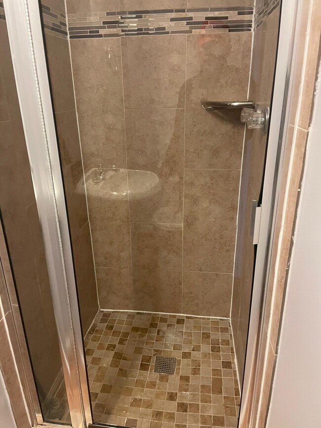 GROUND LEVEL SHOWER - 16304 Elkhorn Ln