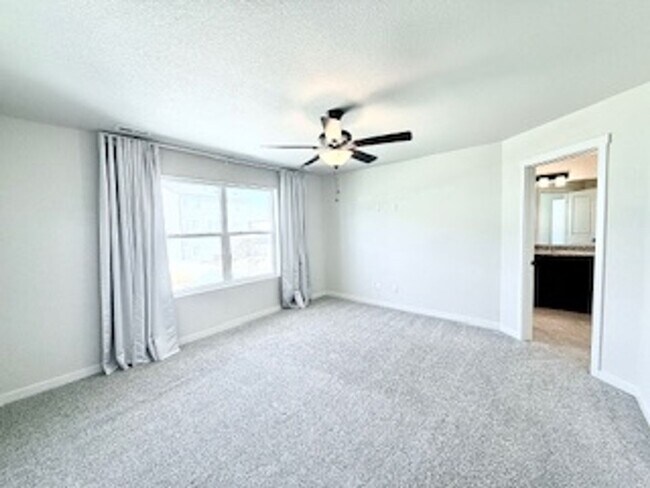 Building Photo - MODERN TWO STORY 3 BED/2.5 BATH WITH FENCE...