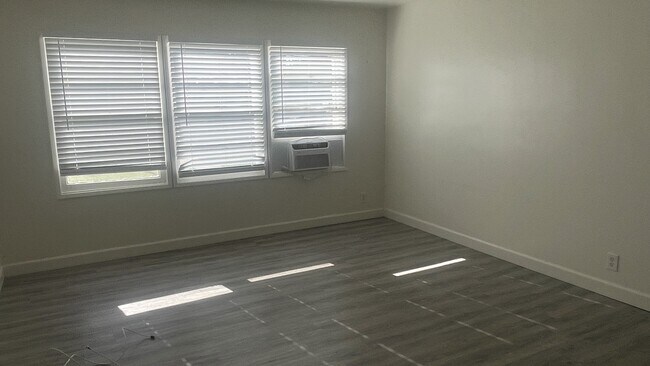 Building Photo - 2425 Silver Lake Blvd