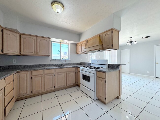 Building Photo - Northeast El Paso 3 Bed Refrig A/C!