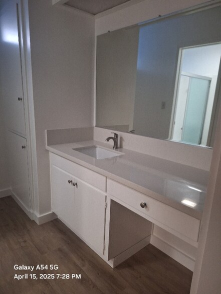 Building Photo - 609 De La Vina St