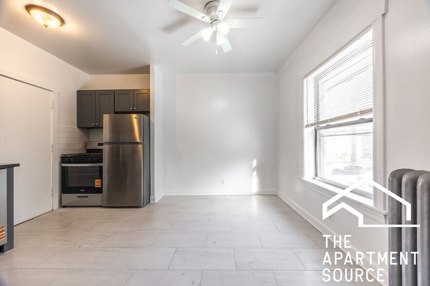 Building Photo - 1319 W Estes Ave