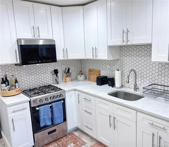 Building Photo - 451 Castle Hill Ave