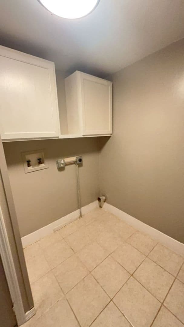 Building Photo - 512 W Oak Ave