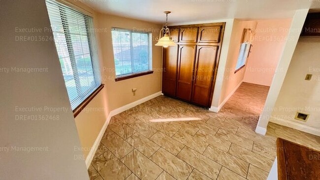 Building Photo - 3 bedroom/ 2 bathroom home located near Old River Rd/ White Ln