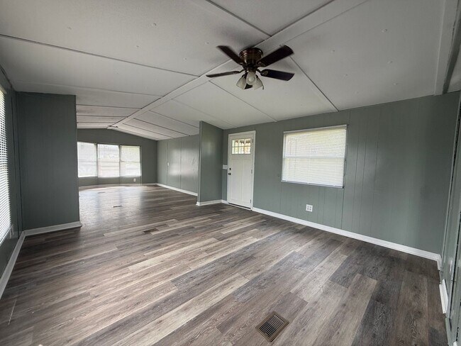 Building Photo - 2 Bedroom 1 Bathroom Home located in Greeneville, TN