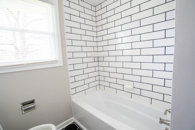 Building Photo - 3914 Creekside Dr