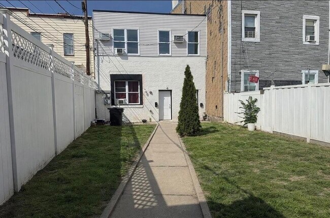 Building Photo - 512 Monastery Pl
