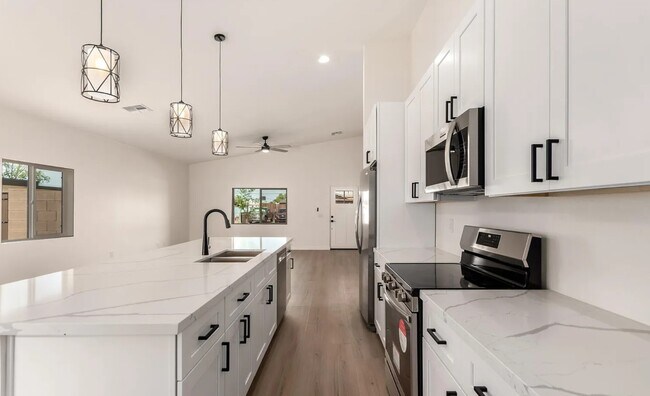 Building Photo - 1835 N 37th Dr