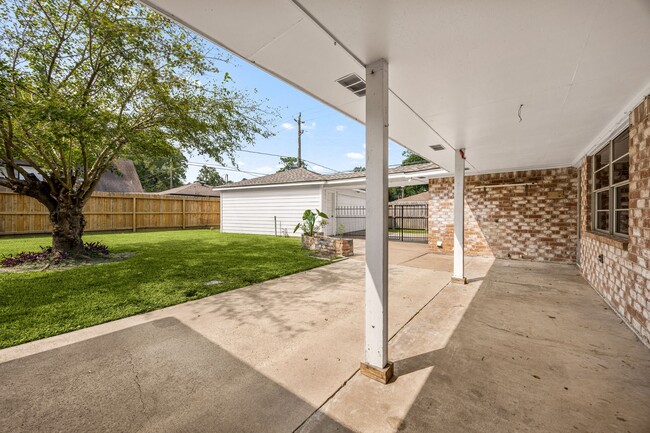 Building Photo - 5923 Pebble Springs Dr